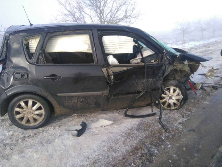 O maşină a luat foc pe drumul Chişinău - Orhei. Patru persoane rănite, una în stare gravă (FOTO)