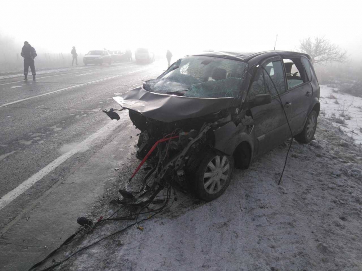 O maşină a luat foc pe drumul Chişinău - Orhei. Patru persoane rănite, una în stare gravă (FOTO)