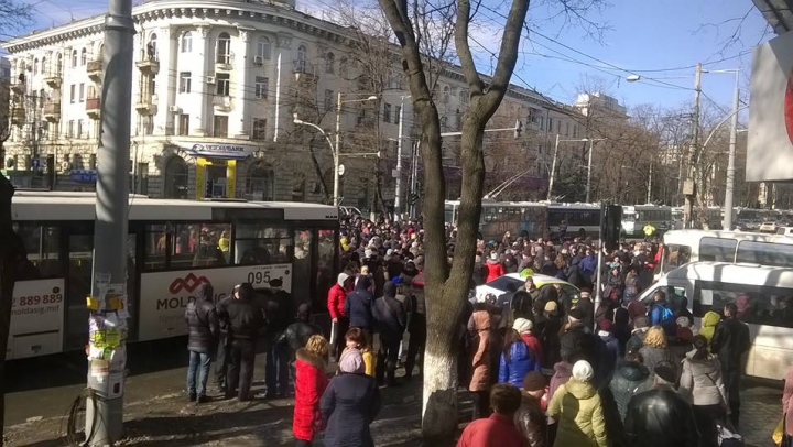 Bulevardul Ştefan cel Mare, BLOCAT! Comercianţii din Piaţa Centrală protestează pentru că procurorii fac controale (FOTO)