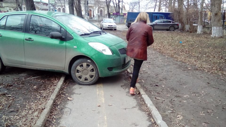 Cel mai tupeist şofer! Şi-a parcat maşina pe trotuar, forţând pietonii să meargă prin glod (FOTO)