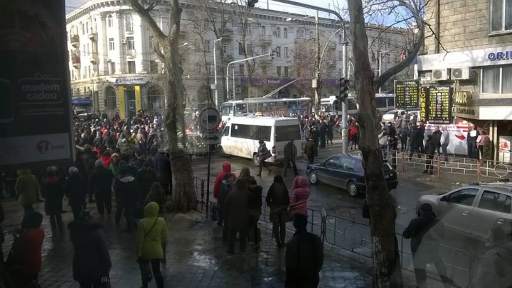 Bulevardul Ştefan cel Mare, BLOCAT! Comercianţii din Piaţa Centrală protestează pentru că procurorii fac controale (FOTO)