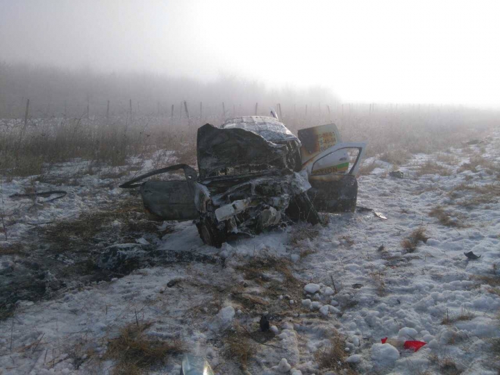 O maşină a luat foc pe drumul Chişinău - Orhei. Patru persoane rănite, una în stare gravă (FOTO)