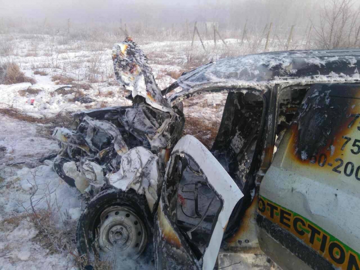 O maşină a luat foc pe drumul Chişinău - Orhei. Patru persoane rănite, una în stare gravă (FOTO)