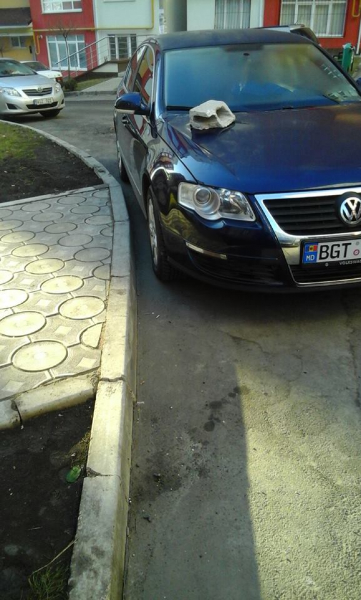 Cărămizi pe capotă! Locuitorii Capitalei au găsit "ac de cojoc" şoferilor care parchează neregulamentar (FOTO)