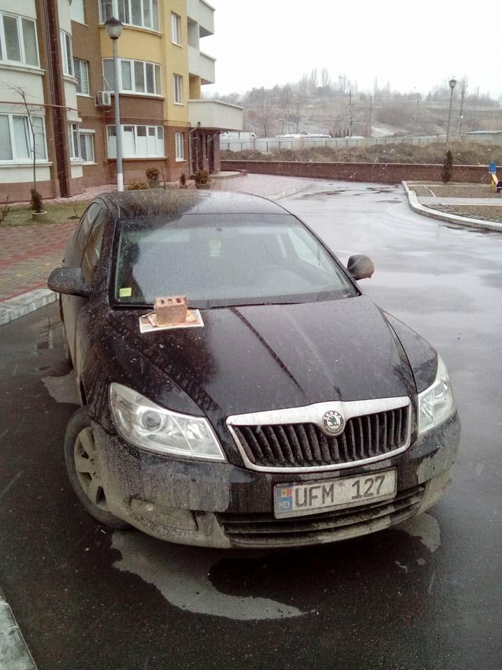 Cărămizi pe capotă! Locuitorii Capitalei au găsit "ac de cojoc" şoferilor care parchează neregulamentar (FOTO)