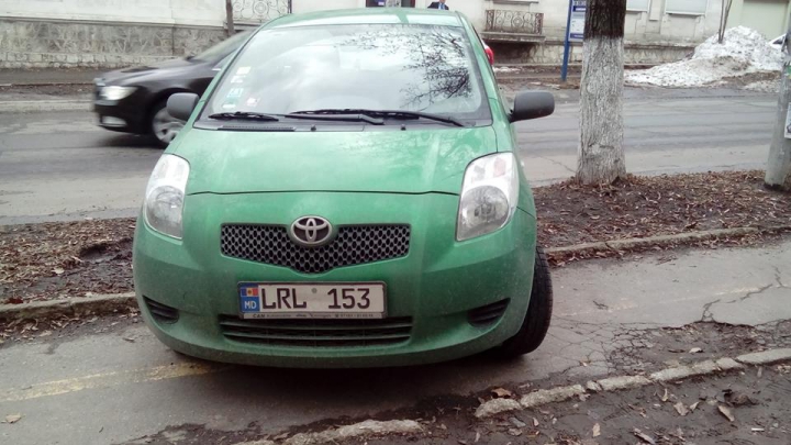 Cel mai tupeist şofer! Şi-a parcat maşina pe trotuar, forţând pietonii să meargă prin glod (FOTO)