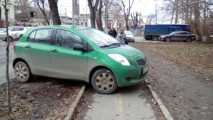 Cel mai tupeist şofer! Şi-a parcat maşina pe trotuar, forţând pietonii să meargă prin glod (FOTO)