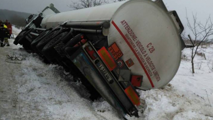 Un camion, care transporta 28 de tone de motorină, RĂSTURNAT pe şosea în raionul Nisporeni (FOTO)