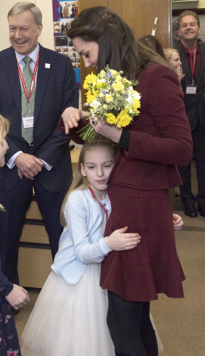 REACŢIA ULUITOARE a lui Kate Middleton când a fost îmbrăţişată de o fetiță (FOTO)