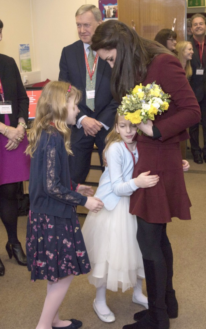 REACŢIA ULUITOARE a lui Kate Middleton când a fost îmbrăţişată de o fetiță (FOTO)