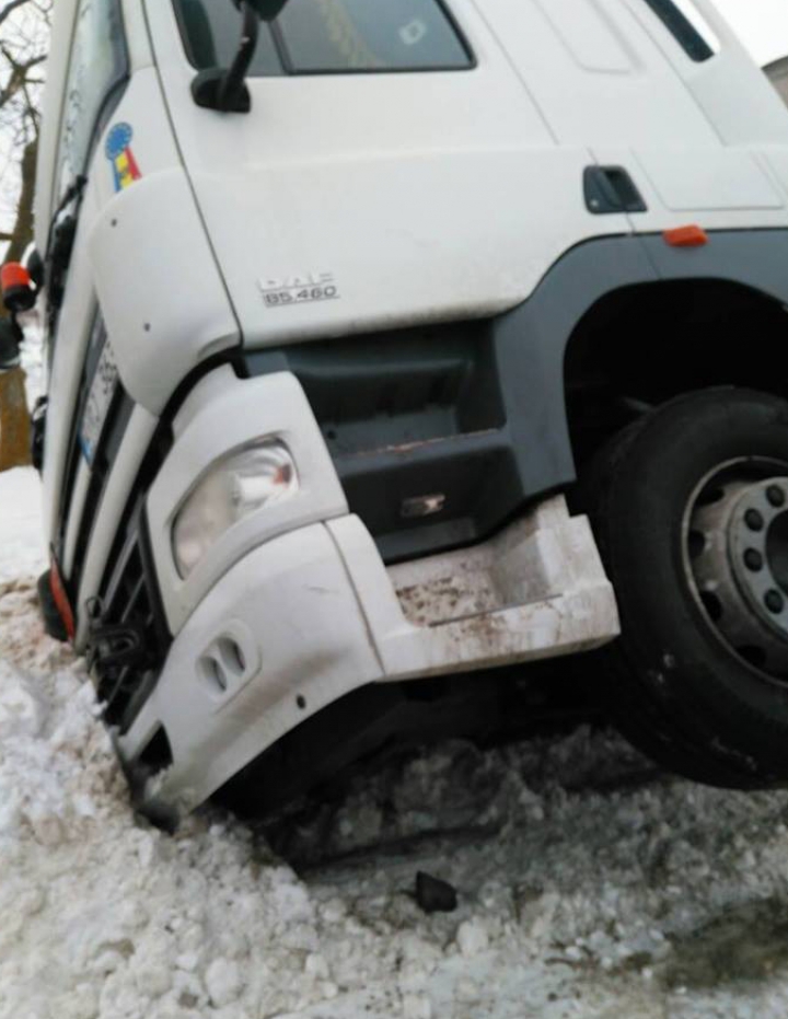 Un camion, care transporta 28 de tone de motorină, RĂSTURNAT pe şosea în raionul Nisporeni (FOTO)