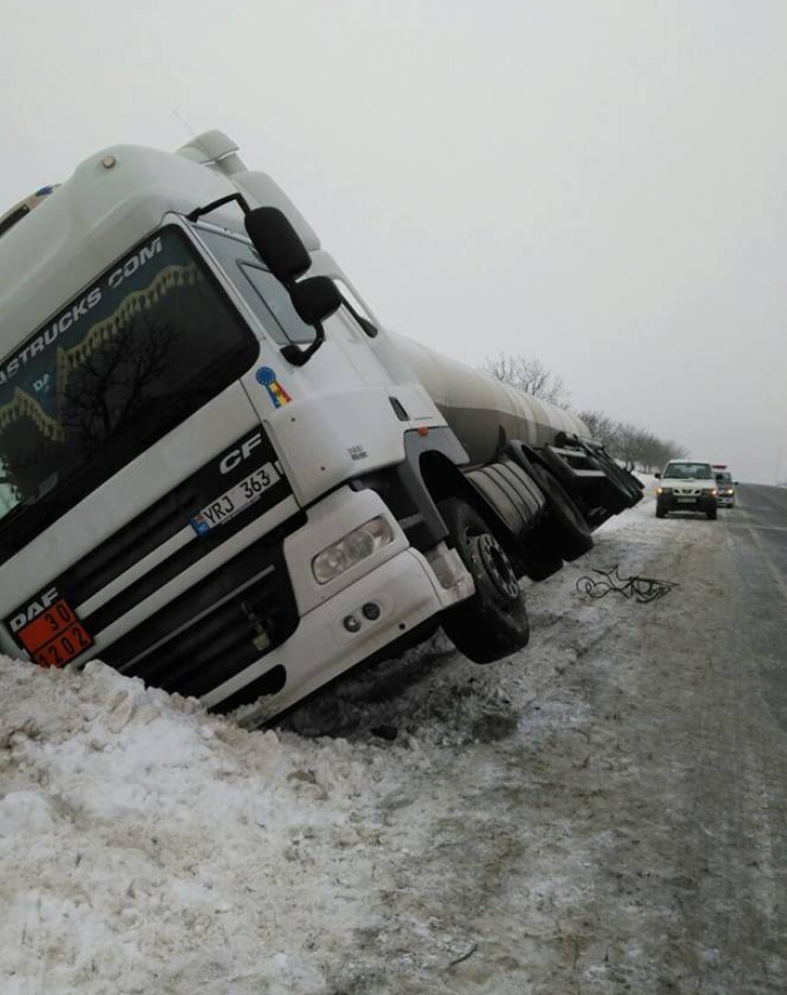 Un camion, care transporta 28 de tone de motorină, RĂSTURNAT pe şosea în raionul Nisporeni (FOTO)