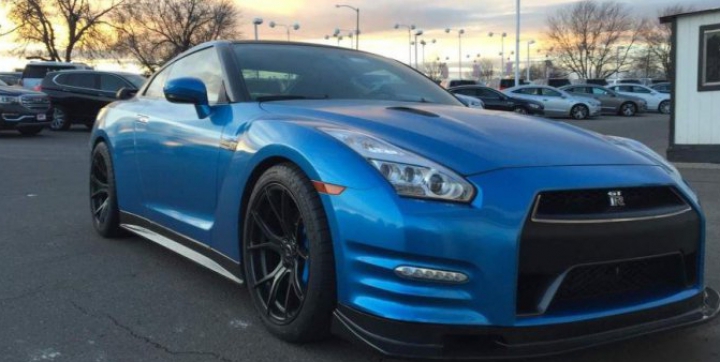 Are o maşină de 1200 CP şi o închiriază cu 765 de dolari pe zi. Cum arată un Nissan GT-R modificat
