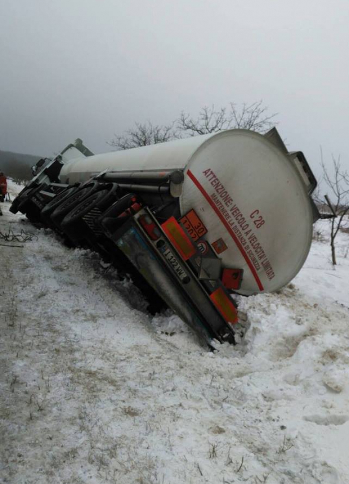 Un camion, care transporta 28 de tone de motorină, RĂSTURNAT pe şosea în raionul Nisporeni (FOTO)