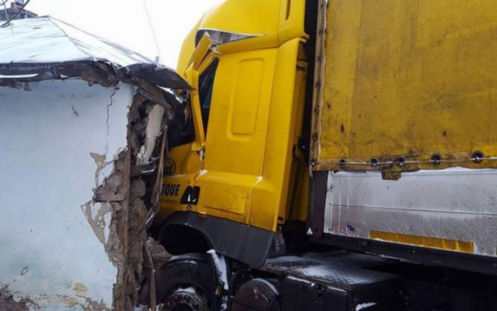 Şoferul unui TIR a derapat pe zapadă şi a intrat într-o casă (FOTO)