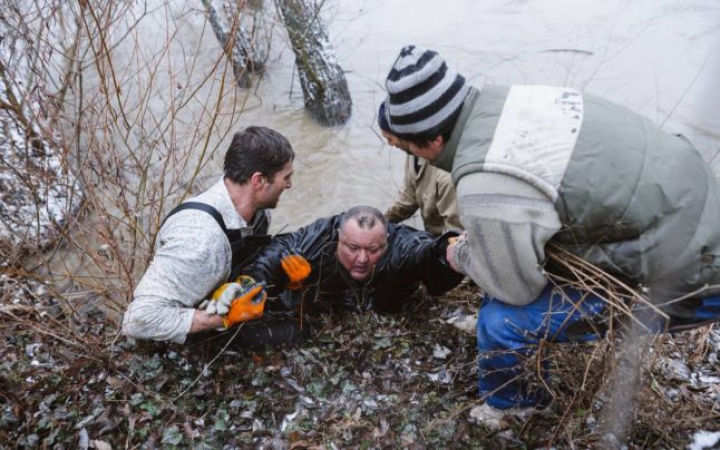 IMPRESIONANT! Un bărbat a fost salvat după ce a căzut în apa înghetată a unui râu (FOTO)