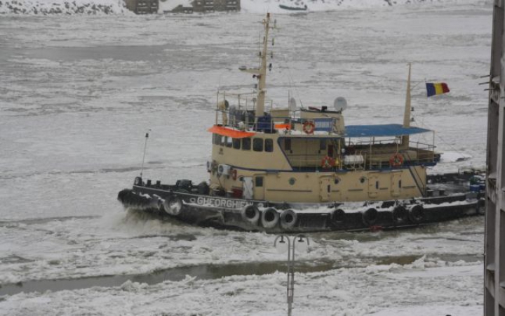 Pericol inevitabil de catastrofă pe Dunăre. Bucăţile de gheaţă ameninţă să scufunde peste 100 de nave (FOTO)