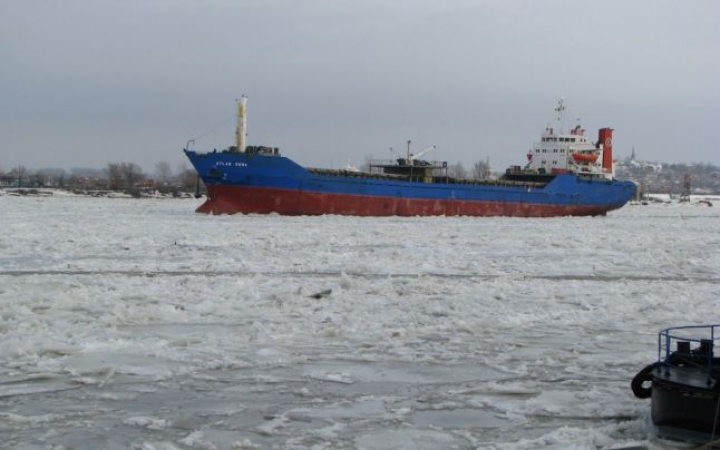 Pericol inevitabil de catastrofă pe Dunăre. Bucăţile de gheaţă ameninţă să scufunde peste 100 de nave (FOTO)