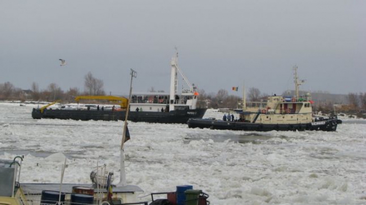 Pericol inevitabil de catastrofă pe Dunăre. Bucăţile de gheaţă ameninţă să scufunde peste 100 de nave (FOTO)