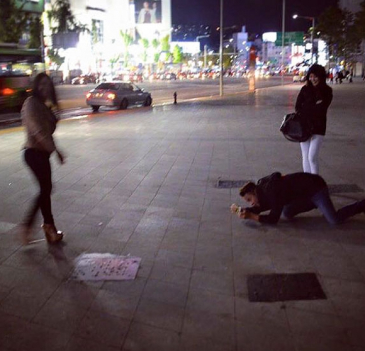 "Sclavii" Instagram: Chinul bărbaţilor puşi să le facă poze perfecte iubitelor