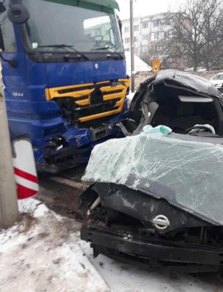 ACCIDENT CUMPLIT la Peresecina: Un tânăr a murit după ce maşina sa a fost lovită de un TIR (FOTO)