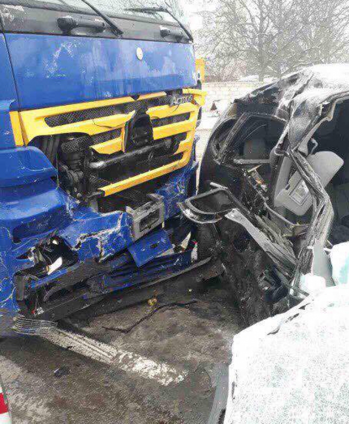 ACCIDENT CUMPLIT la Peresecina: Un tânăr a murit după ce maşina sa a fost lovită de un TIR (FOTO)