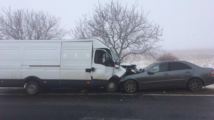 ACCIDENT GRAV pe şoseaua Leuşeni-Chișinău. Două automobile s-au ciocnit frontal