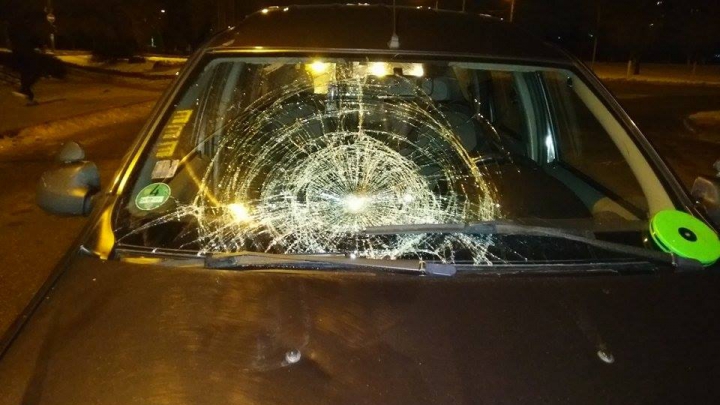 VIDEO ŞOCANT! Un pieton ZACE PE ASFALT după ce a fost lovit de un automobil