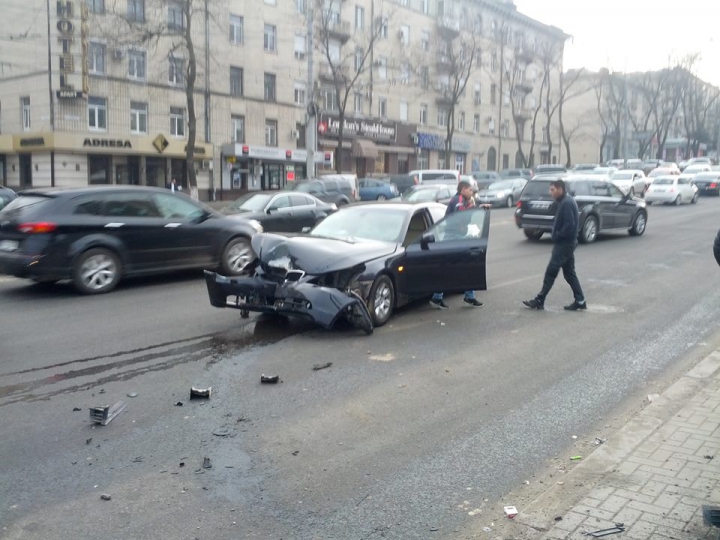 ACCIDENT GRAV în centrul Capitalei! Un automobil, făcut zob după ce s-a izbit violent de un stâlp (FOTO)