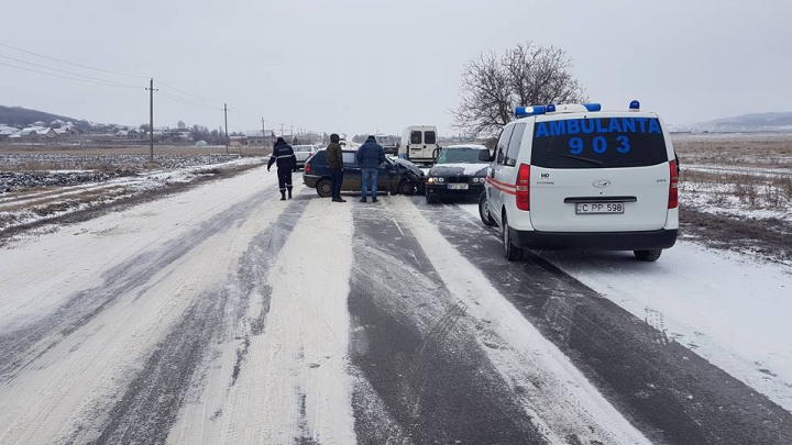 ACCIDENT GRAV la Cimişlia! Două maşini s-au ciocnit din cauza poleiului de pe carosabil (FOTO)