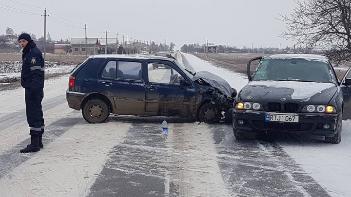 ACCIDENT GRAV la Cimişlia! Două maşini s-au ciocnit din cauza poleiului de pe carosabil (FOTO)