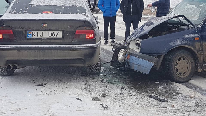 ACCIDENT GRAV la Cimişlia! Două maşini s-au ciocnit din cauza poleiului de pe carosabil (FOTO)