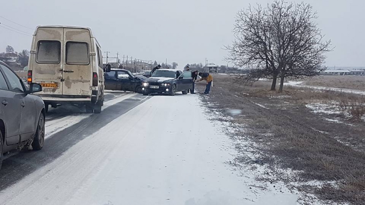 ACCIDENT GRAV la Cimişlia! Două maşini s-au ciocnit din cauza poleiului de pe carosabil (FOTO)
