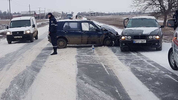 ACCIDENT GRAV la Cimişlia! Două maşini s-au ciocnit din cauza poleiului de pe carosabil (FOTO)