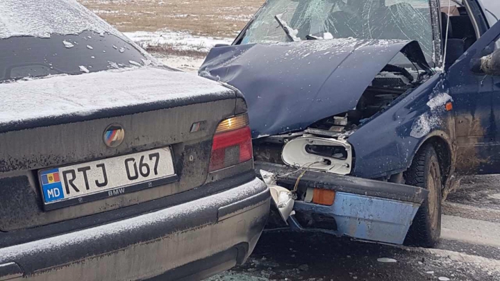 ACCIDENT GRAV la Cimişlia! Două maşini s-au ciocnit din cauza poleiului de pe carosabil (FOTO)