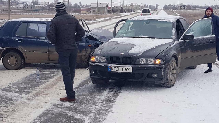 ACCIDENT GRAV la Cimişlia! Două maşini s-au ciocnit din cauza poleiului de pe carosabil (FOTO)