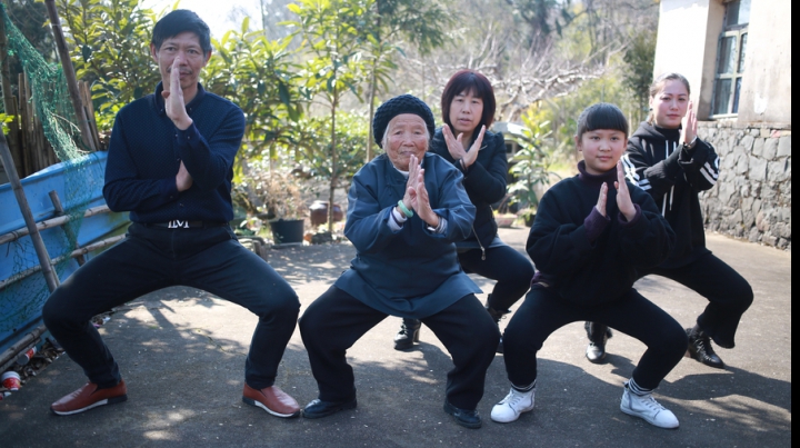 O bunicuţă din China a cucerit Internetul! Își protejează vecinii prin tehnici kung-fu (VIDEO)