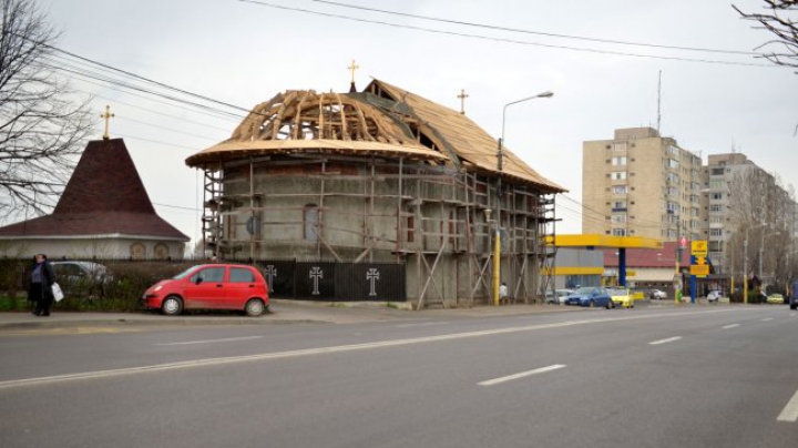 Bisericile construite pe trotuarele din Constanţa vor fi mutate