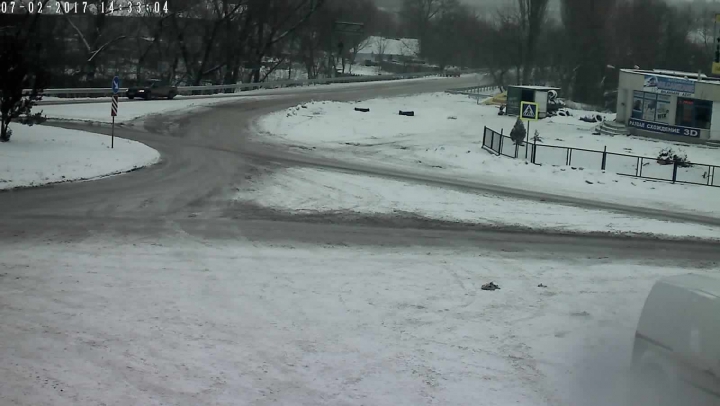 În nordul ţării ninge, iar la sud plouă! Cum se circulă pe drumurile naţionale (FOTO)