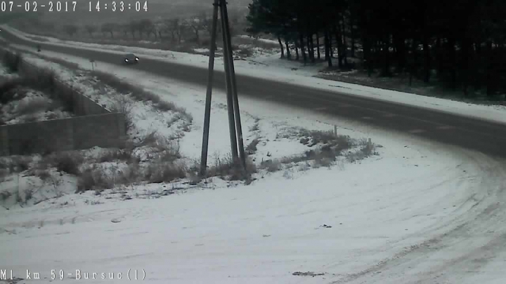 În nordul ţării ninge, iar la sud plouă! Cum se circulă pe drumurile naţionale (FOTO)