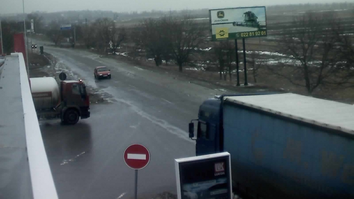 În nordul ţării ninge, iar la sud plouă! Cum se circulă pe drumurile naţionale (FOTO)