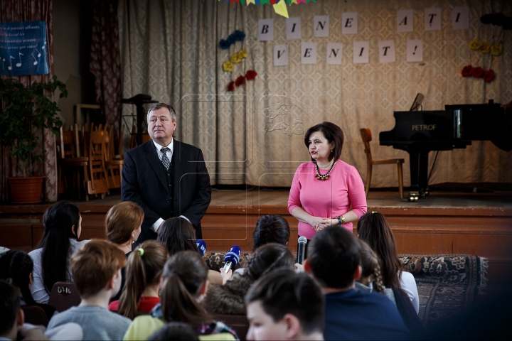 100.000 de lei de la Andrian Candu pentru Liceul "Ciprian Porumbescu". Elevii vor cânta într-o sală renovată