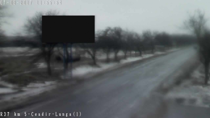 În nordul ţării ninge, iar la sud plouă! Cum se circulă pe drumurile naţionale (FOTO)