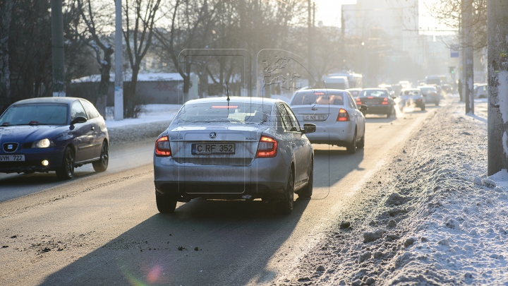 TUPEU INCREDIBIL! Cum şi-a parcat maşina o şoferiţă din Capitală (FOTO)