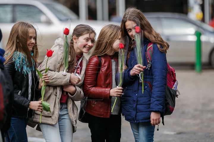 CĂSĂTORIE PENTRU O ZI! Cum a fost sărbătorit Dragobetele într-un liceu din Capitală (GALERIE FOTO)