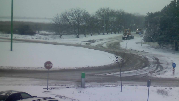 În nordul ţării ninge, iar la sud plouă! Cum se circulă pe drumurile naţionale (FOTO)