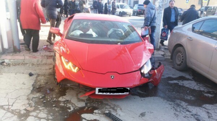 Lamborghini făcut zob din cauza unui Matiz. Accidentul a fost filmat (VIDEO)