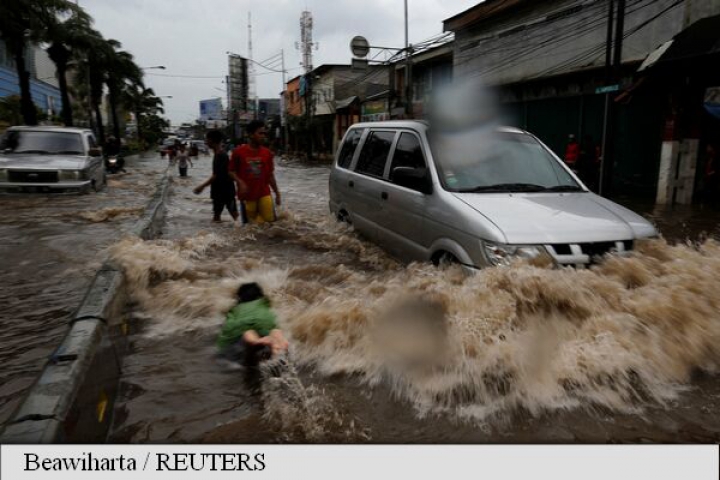 Inundaţii CATASTROFALE în Indonezia. Nivelul apei a crescut până la 1,5 metri (FOTO)