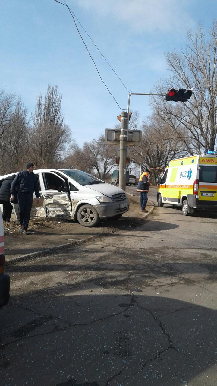 ACCIDENT GRAV la ieşire din Capitală. Două maşini au fost făcute zob (FOTO)