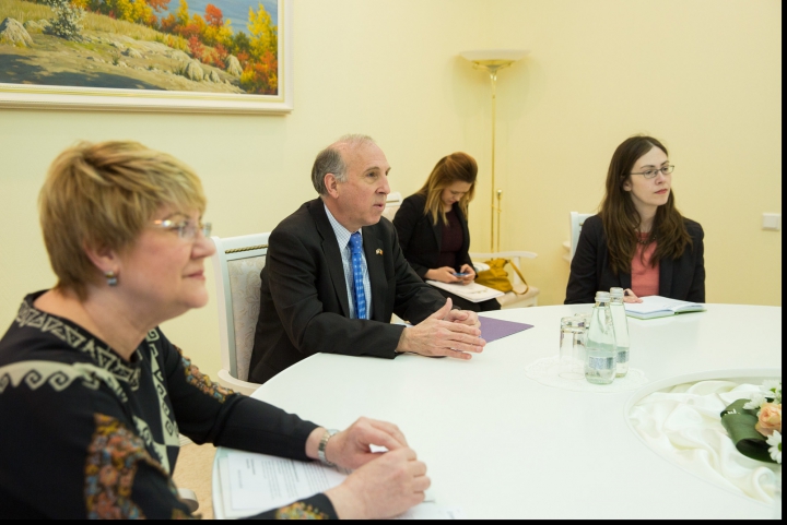 Pavel Filip s-a întâlnit cu Ambasadorul SUA în Moldova. Despre ce au discutat (FOTO)